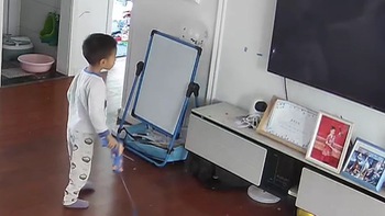 Bé trai đứng hình khi làm vỡ màn hình tivi