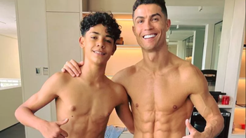 Cristiano Ronaldo cùng con trai khoe cơ bụng 6 múi