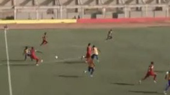 Cầu thủ Senegal lập siêu phẩm từ giữa sân