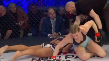 Trọng tài MMA bị mắng khi để nữ võ sĩ bị siết cổ đến bất tỉnh