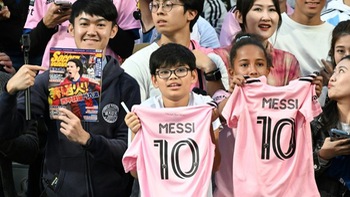 Messi hú hồn với màn bắn pháo hoa ở Hong Kong
