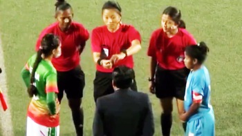 Tung đồng xu chọn nhà vô địch bóng đá nữ U19 Nam Á