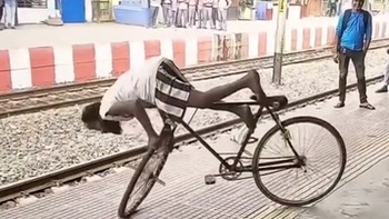 Người đàn ông làm xiếc xe đạp 'nghệ cả củ'