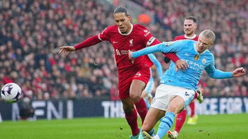 Jamie Carragher: Virgil van Dijk giỏi hơn Erling Haaland