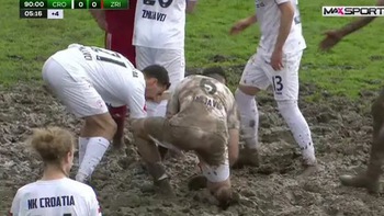Cầu thủ dùng tay lấp bùn đá phạt đền trên 'sân ruộng' ở Croatia