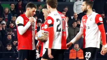 Cầu thủ Feyenoord oẳn tù tì lừa đối thủ hài hước