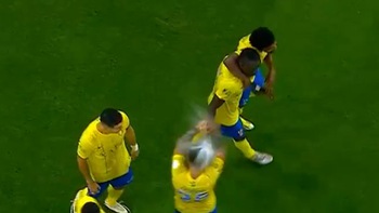 Đồng đội vô tình trúng chai nước ném vào đầu Ronaldo