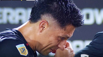 Đồng đội cũ của Messi sợ hãi khóc đồng nghiệp trong xe cấp cứu