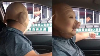 Nhân viên trạm thu phí cười nắc nẻ với tài xế đeo mặt nạ Trư Bát Giới