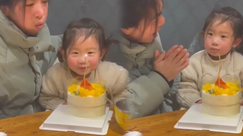 Bé gái ngơ ngác khi mẹ thổi mất nến sinh nhật