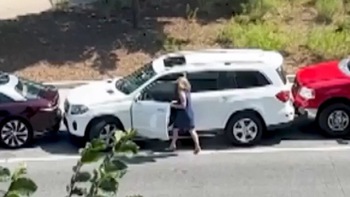 Nữ tài xế lái ô tô rời chuồng siêu đỉnh khi xe bị chặn đầu đuôi