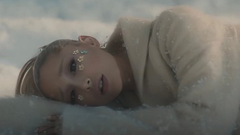 Sau tranh cãi, Ariana Grande trở lại thành công rực rỡ với album ‘Eternal sunshine’