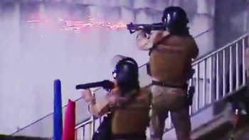 Cổ động viên đánh nhau, cảnh sát Brazil bắn súng như tập trận