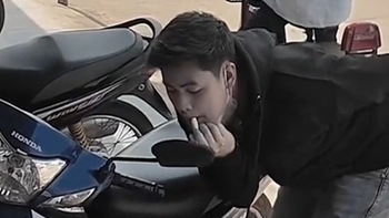 Chàng trai mượn gương xe máy người lạ để trang điểm