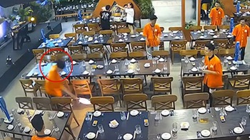 Nhà hàng bỗng đắt khách khi nhân viên 'đốt vía'