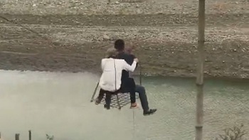 Hai thanh niên ngã dập mông khi ngồi ròng rọc qua sông