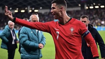 Ronaldo nổi giận 'vung tay múa chân' với trọng tài