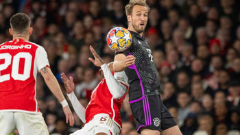 Cổ động viên Arsenal ‘khản cổ’ đòi thẻ đỏ Harry Kane