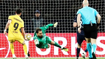 CĐV PSG ‘bắn’ Donnarumma tơi tả sau thất bại ở Champions League