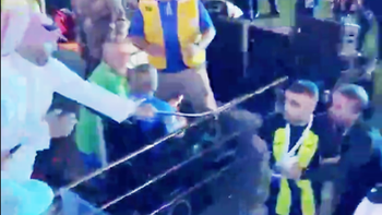 Cổ động viên Al Ittihad quất roi đồng đội Benzema sau trận thua sốc