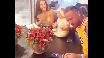 Hành động lén lút của Neymar trong tiệc sinh nhật con gái