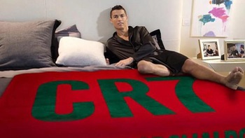 Ronaldo lại có hat-trick, giường ngủ được bán từ thiện giá cao