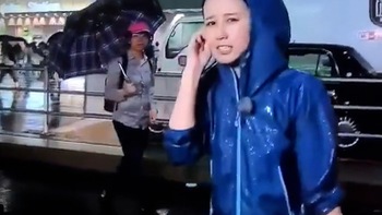 Nữ MC Nhật Bản bối rối với chàng trai cứ lẽo đẽo trước máy quay