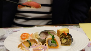 Làm thế nào để ăn sushi Nhật đúng cách, bằng tay hay bằng đũa?