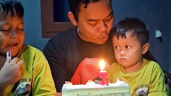 Con trai ngơ ngác khi bố hát 'Happy Birthday' phiên bản thầy cúng