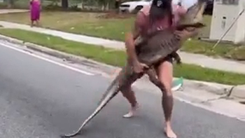 Võ sĩ MMA tay không vật lộn với cá sấu trên đường