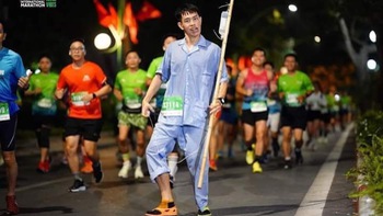 Muôn kiểu cosplay của runner trên đường chạy marathon