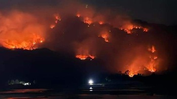 Núi Cô Tô đang cháy, có nhiều tiếng nổ nghi do bom mìn