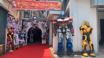 Ảnh vui 27-4: Autobot đứng đón khách đám cưới ở Việt Nam