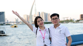 Từ Hà Nội vào TP.HCM nghỉ lễ, du khách mê luôn buýt sông hai tầng