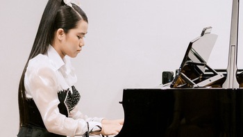 Bella Vũ hát Hello Vietnam với sáo, đàn tranh, tì bà và piano