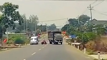 Tài xế ô tô tải bẻ lái xuất thần cứu một mạng người