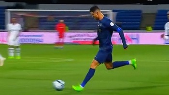 Ronaldo lập siêu phẩm lốp bóng 'lá vàng rơi'