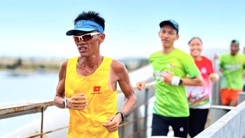 Nguyễn Văn Long hoàn thành chạy hơn 1.800km từ Hà Nội vào dinh Độc Lập