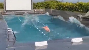 Bể bơi trên sân thượng vỗ như sóng biển do động đất ở Đài Loan