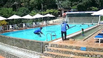Nhân viên cứu hộ hồ bơi phản ứng cực nhanh khi thấy bé gái đuối nước