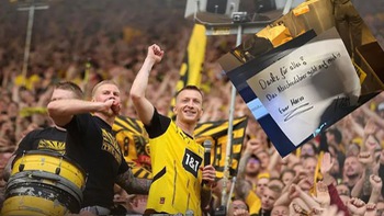 Marco Reus chi sộp khao bia 81.000 cổ động viên trên sân Dortmund