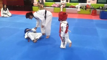 Màn đọ sức hài hước của hai võ sĩ nhí taekwondo