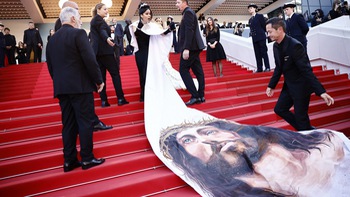 Khách mặc váy in hình Chúa lên thảm đỏ Cannes, nhân viên an ninh bối rối