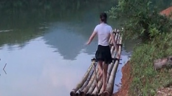 Cô gái ngã xuống sông khi trổ tài 'lăng ba vi bộ'