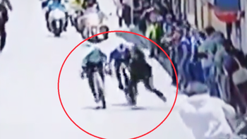 ‘Nhân hoạ’ khiến tay đua xe đạp cười ra nước mắt