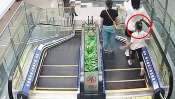 Chàng trai nhanh trí cứu bé gái kẹt chân vào thang cuốn