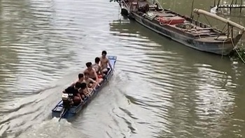 Pha lái xuồng chìm xuống lòng sông