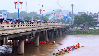 Thuyền rồng lật úp vì cả đội mạnh ai nấy chèo