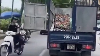 Người đi đường hoảng hồn vì tài xế quên chốt cửa thùng xe tải