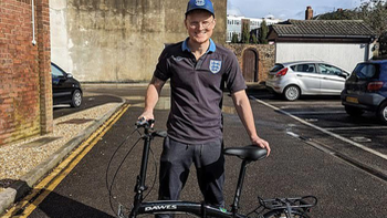 Chàng trai đạp xe 1.200km đến Đức cổ vũ tuyển Anh tại Euro 2024